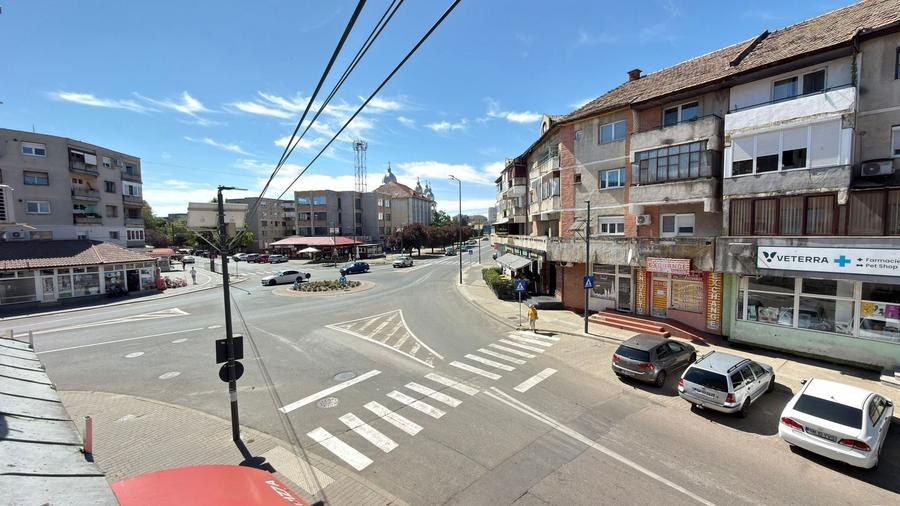 Apartament cu 3 camere semidecomandat, mobilat în Ultracentral