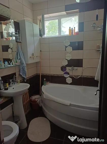 Apartament cu 3 camere semidecomandat în Splai Bahlui