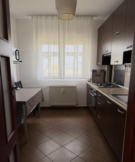 Apartament cu 2 camere semidecomandat, mobilat în Tei
