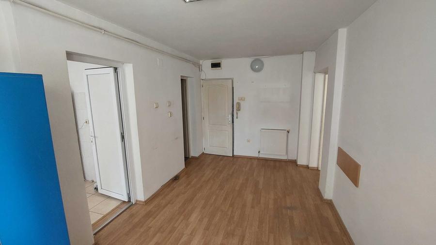 Apartament cu 3 camere nedecomandat în Central