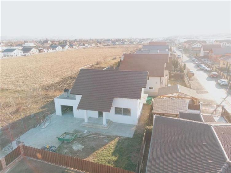 Casa standarde ridicate, la cheie  , 4 + camere, cu garaj atasat de casa si 410 - 6