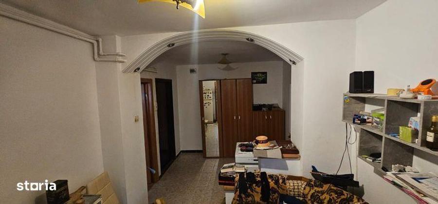 Apartament cu 3 camere, decomandat, Targoviste - 1