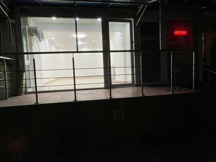 Proprietar ,ofer spatiu birouri cabinete vitrina stradala cat tot peretele la bulevard intrare separat din strada 61 mp 3 camere 2 holuri - 5
