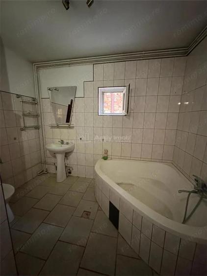 Bocsa Romana, Casa 8 Incaperi, Strada Principala. - 5