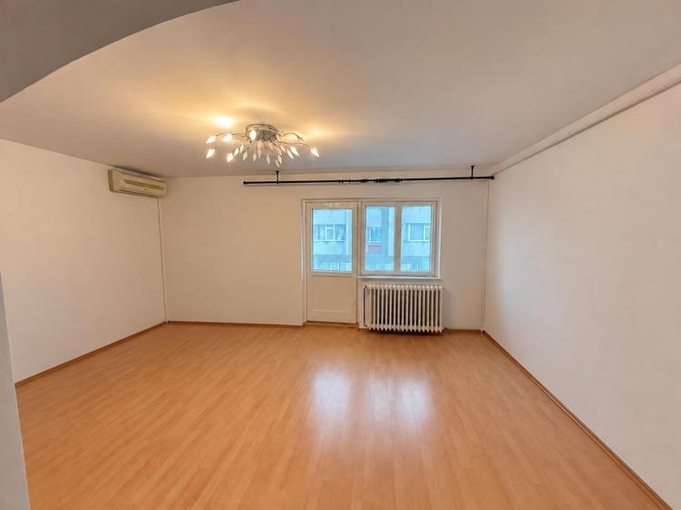 Apartament cu 4 camere decomandat în Oancea