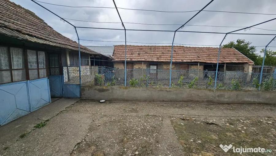 Casă cu 2 camere cu Teren 1500 Mp în Urzica