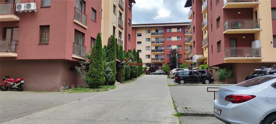 Apartament cu 3 camere semidecomandat, mobilat în Florești