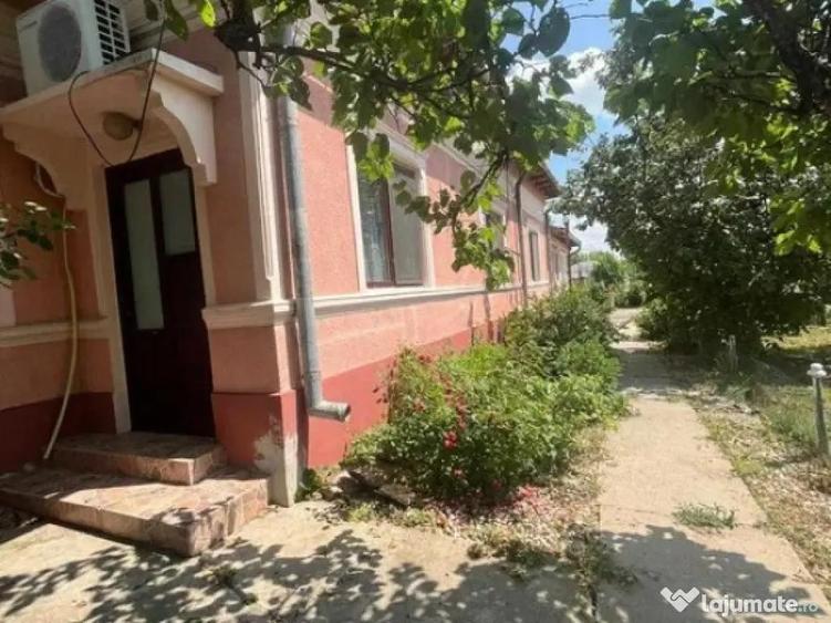 Casa de Locuit cu Teren si Curte Mare - 2
