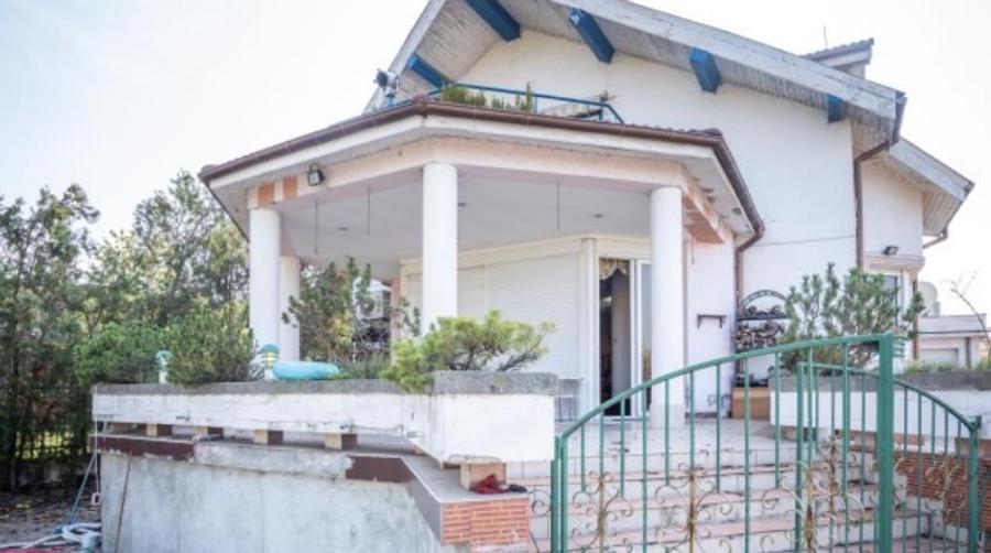 Vanzare vila cu piscina | Damaroaia - Straulesti | teren 2000 mp | deschidere la - 4