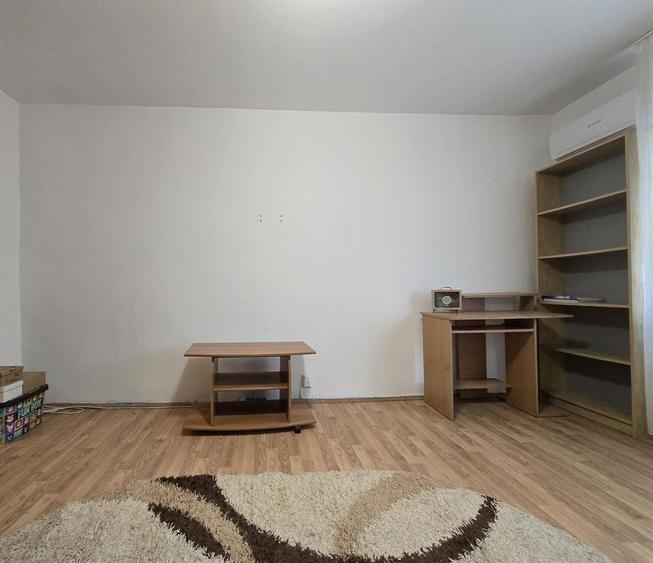 Garsonieră decomandată în Titan