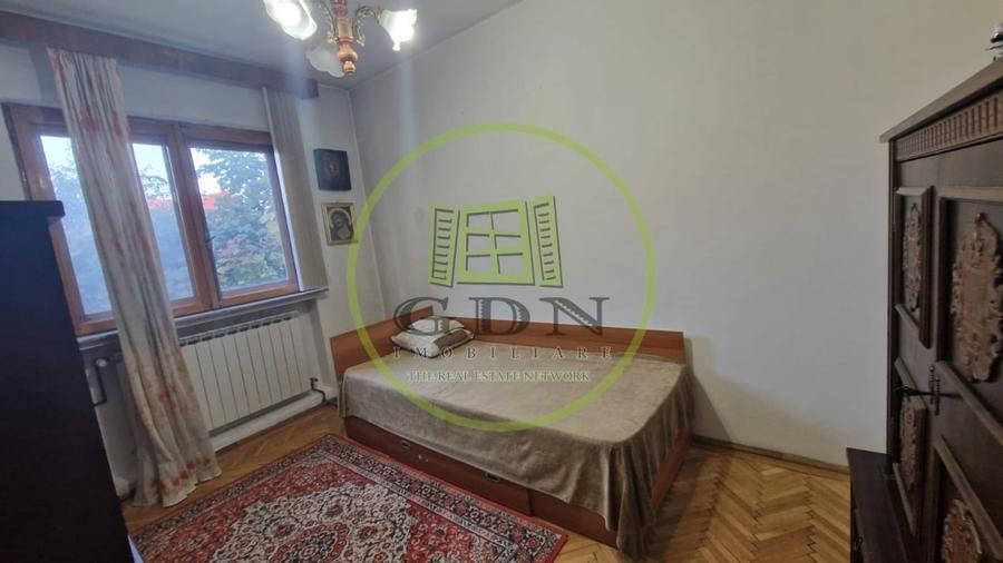Casă individuală cu 5 camere cu Canalizare în Central