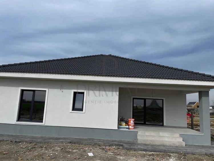 Sacalaz- toate utilitatile- strada asfaltata- dormitor cu baie si dressing - 1