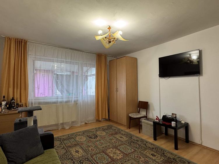 3 cam, bloc caramida, etaj 4 cu acoperis, str. Unirii - 9