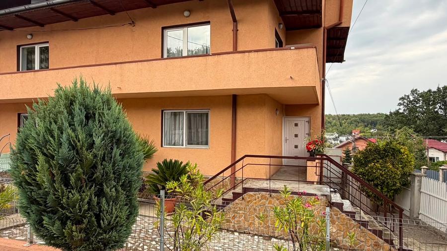 Casă individuală cu 7 camere cu Canalizare în Sărărie