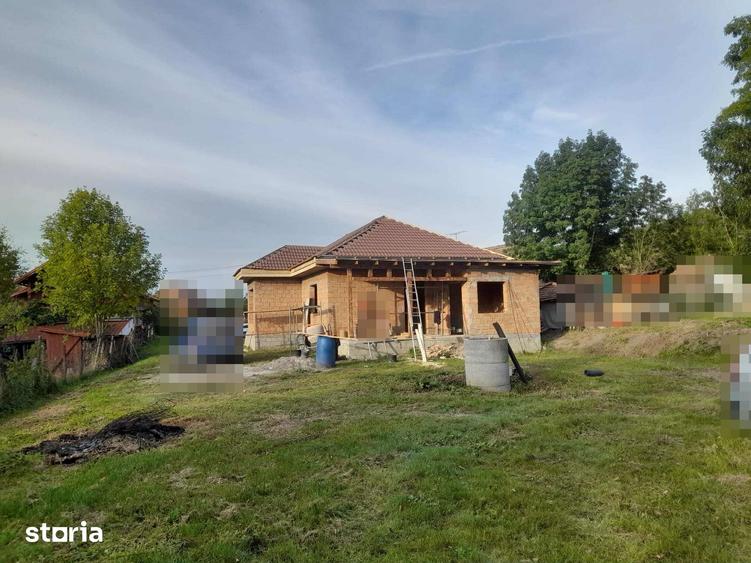 Casă cu 4 camere decomandat cu Teren 1513 Mp în Acățari