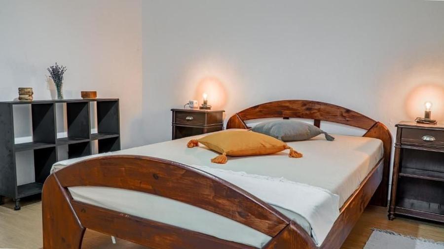 Apartament cu 2 camere semidecomandat, mobilat în Central