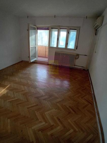 Apartament cu 4 camere decomandat în Libertății