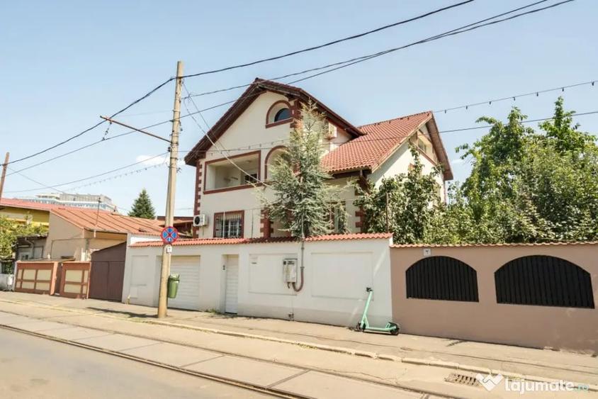Casă cu 7 camere cu Teren 280 Mp în 1 Mai