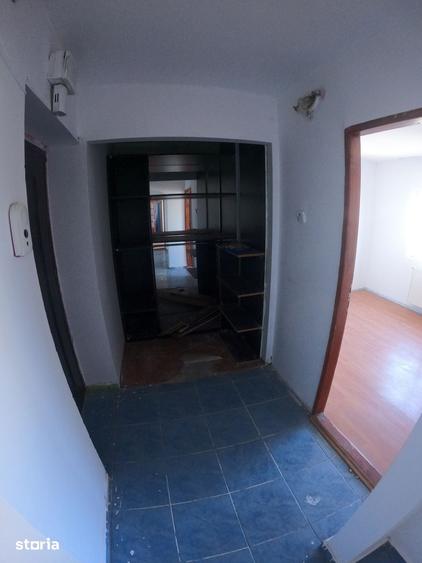 Apartament cu 3 camere semidecomandat în Tineretului