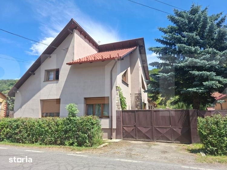 Casă cu 8 camere cu Teren 4500 Mp în Vâlcele