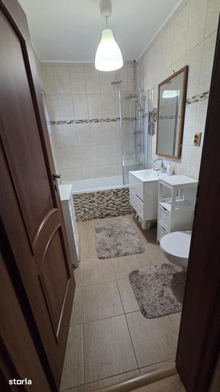 Apartament cu 4 camere decomandat în Florești