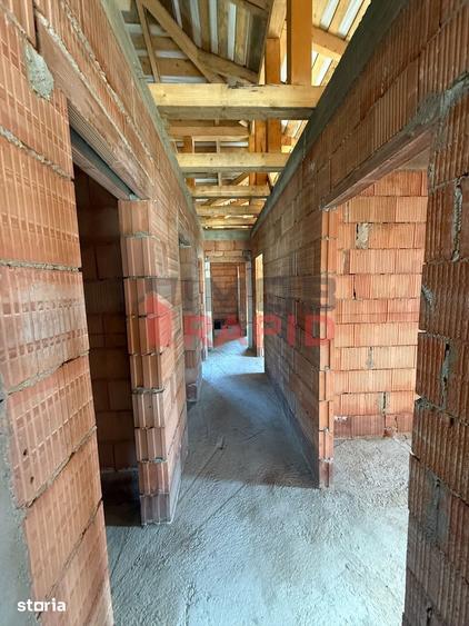 Casă cu 5 camere cu Teren 388 Mp în Unirea