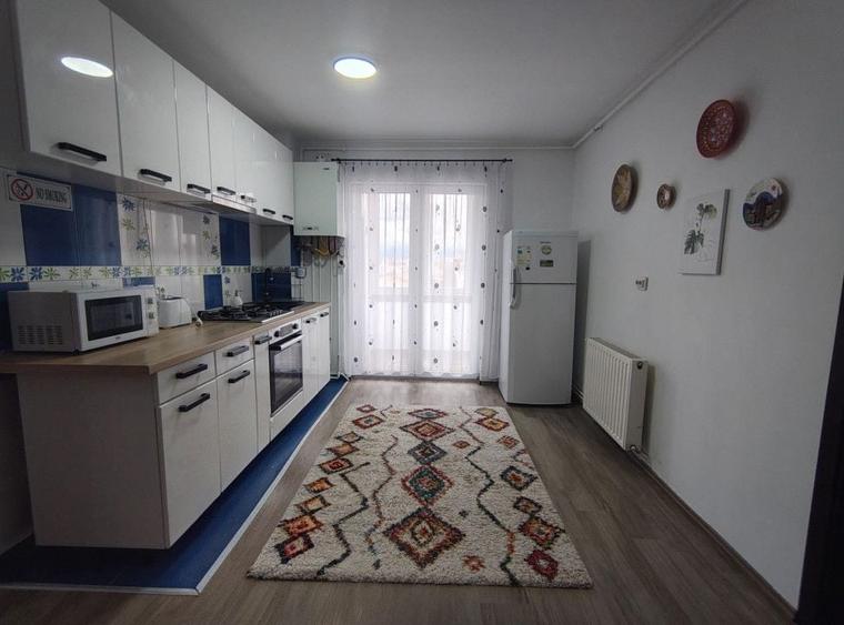 Apartament cu 4 camere decomandat, mobilat în Vasile Aaron