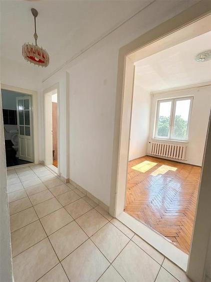 Apartament cu 3 camere semidecomandat în Gării