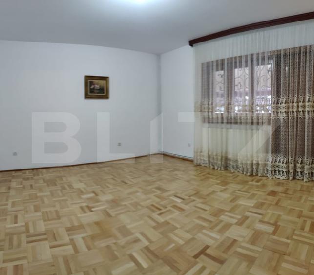 Casă individuală cu 10 camere cu Canalizare în Central