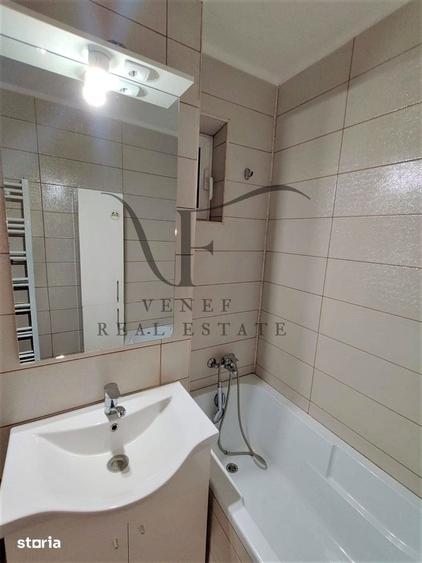 Apartament cu 3 camere semidecomandat în Centrul Civic