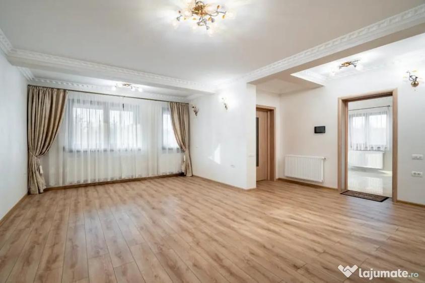 Casă cu 7 camere cu Teren 492 Mp în 1 Decembrie