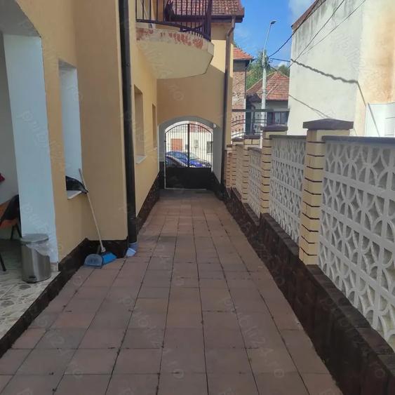Casă cu 6 camere în Central