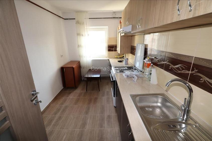 Apartament 3 camere  , zona Inspectorat Scolar, etaj 4 cu acoperis