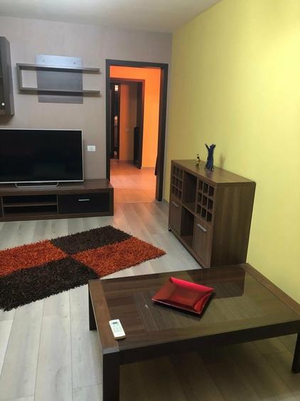 Aparatorii Patriei, Piata Berceni - 8