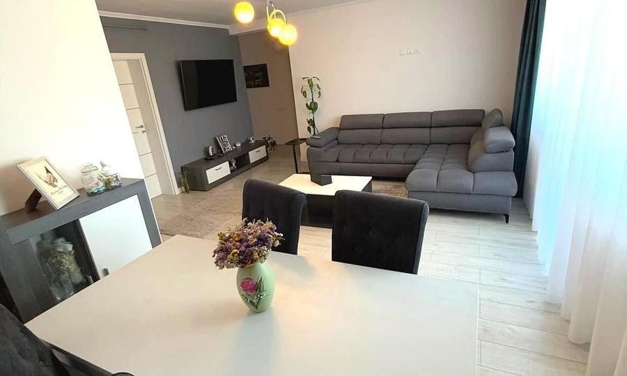 Apartament cu 3 camere decomandat, mobilat în Turnișor
