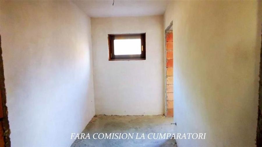 Casă individuală cu 6 camere cu Canalizare în Sud