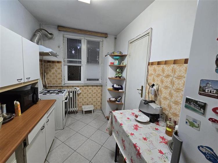 Apartament cu 3 camere semidecomandat în Brâncoveanu