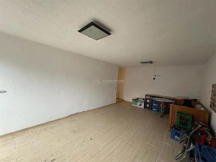 Bocsa Romana, Casa 8 Incaperi, Strada Principala. - 8