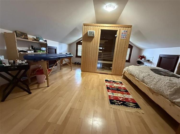 Proprietate deosebita de vanzare in centrul Bacaului- eleganta, istorie si inves - 30