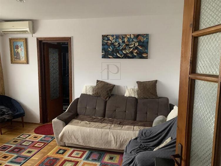 Apartament cu 3 camere semidecomandat, mobilat în Dâmbovița