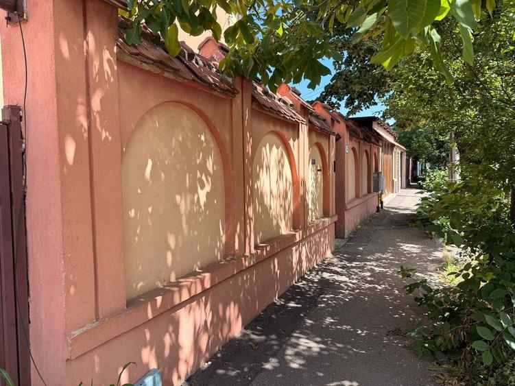 Casă individuală cu 6 camere cu Canalizare în 1 Mai