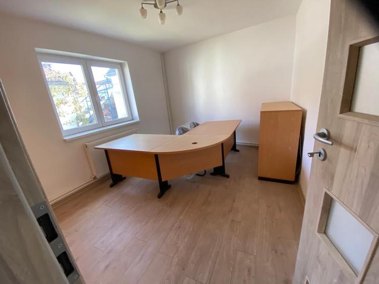 Casă individuală cu 7 camere cu Canalizare în Cristian