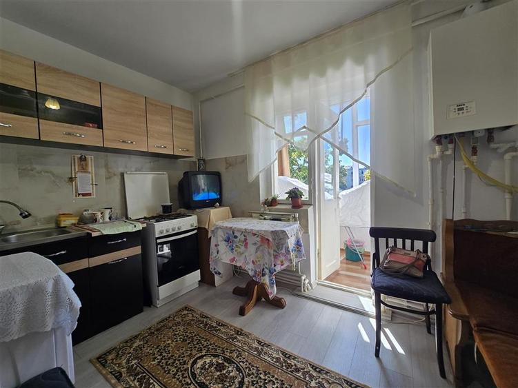 Apartament cu 3 camere decomandat în Nicolina
