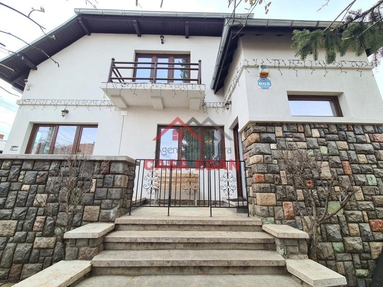 Casă individuală cu 7 camere cu Teren 304 Mp în Central
