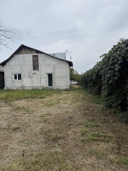 Casă cu 4 camere nedecomandat în Lăngești