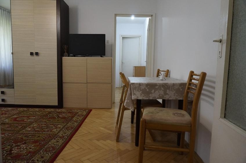 Apartament cu 3 camere semidecomandat în Girocului
