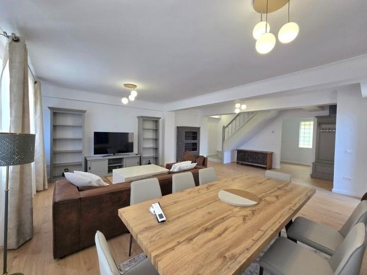 Apartament cu 4 camere în Victoriei