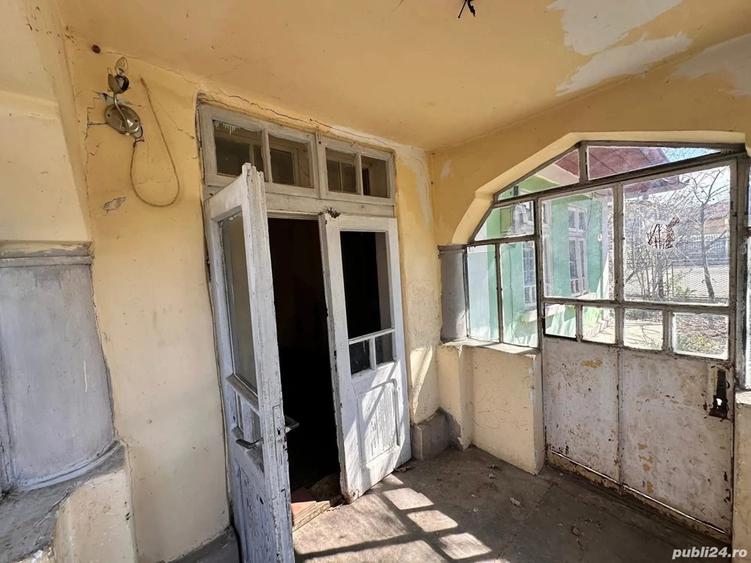 De vanzare casa batraneasca in Roman, din caramida, suprafata teren 406 mp, 60.000 euro - 2