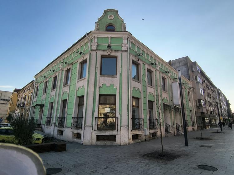 Ultracentral Promendata Stefan cel Mare-cladire interbelica diverse activitati - 1