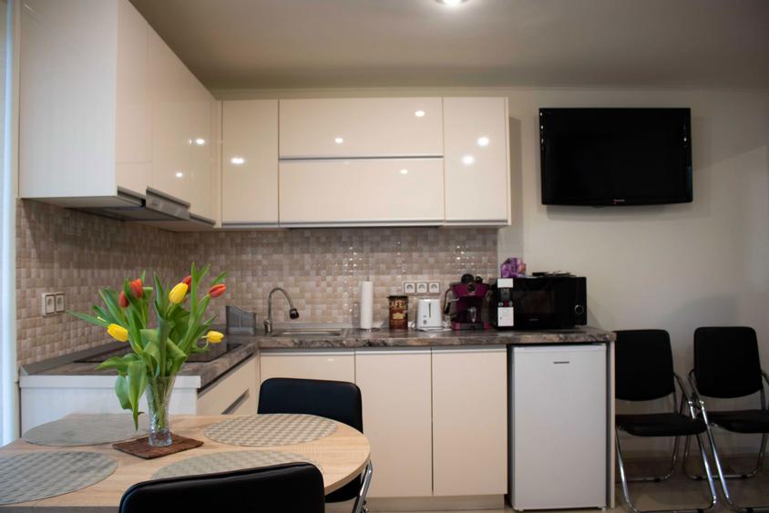 inchiriez apartament la casa, zona Decebal - 7